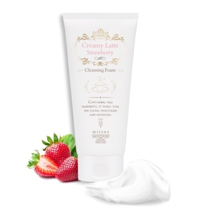 Мягкая очищающая пенка для сухой кожи с ароматом
клубники Creamy Latte Strawberry Cleansing Foam